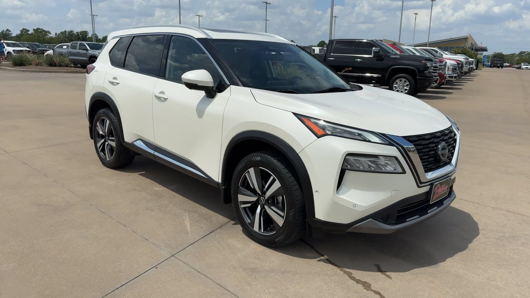 Used 2023 Nissan Rogue SL w/ SL Premium Package FWD image 3