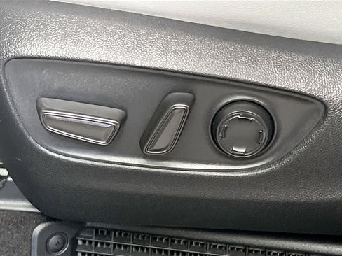 Used 2026 Toyota Sienna XLE FWD image 15
