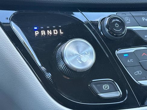 Used 2024 Chrysler Pacifica Touring-L image 9