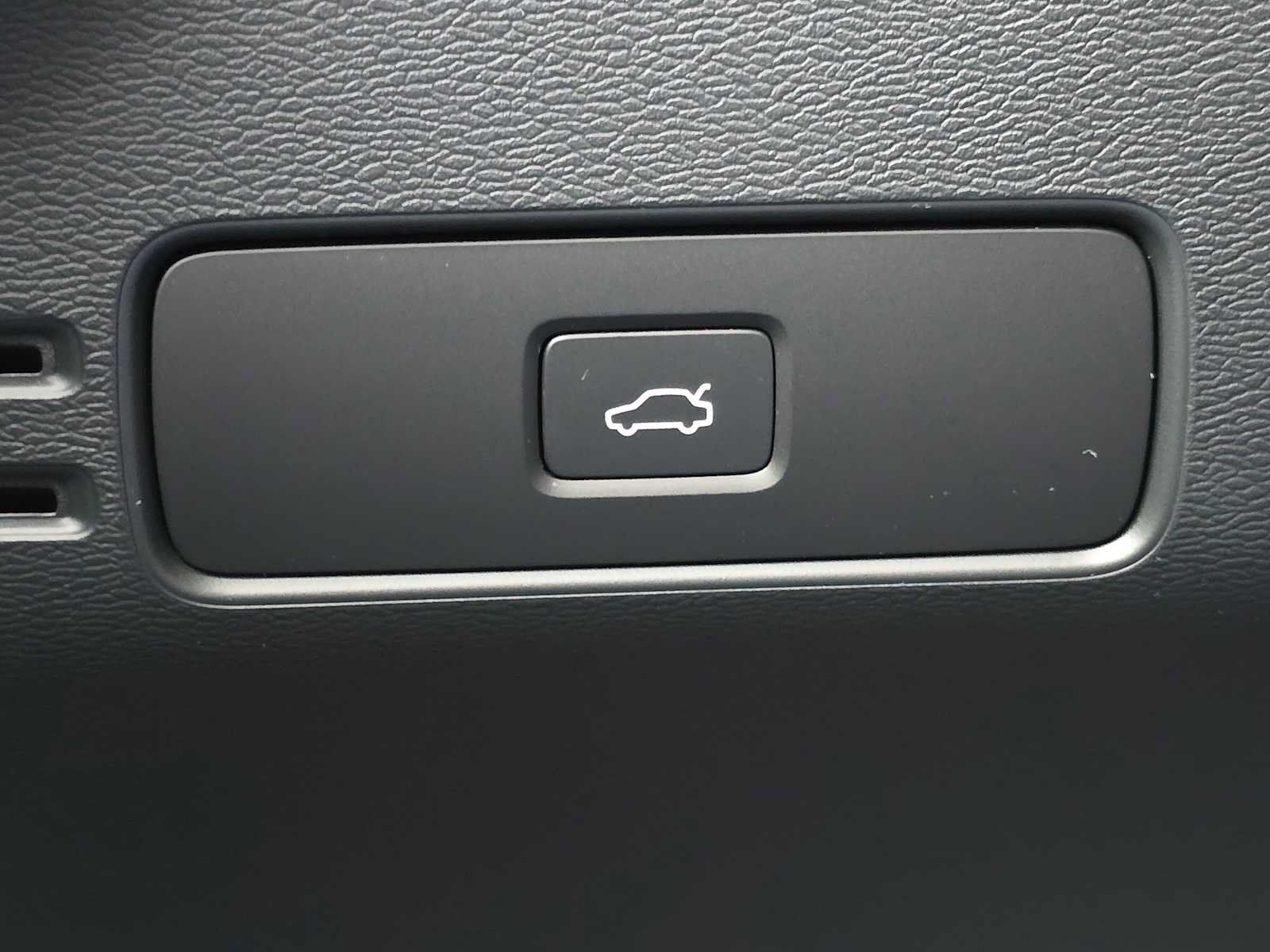 Used 2023 Volvo XC40 Recharge Ultimate AWD/4WD image 31