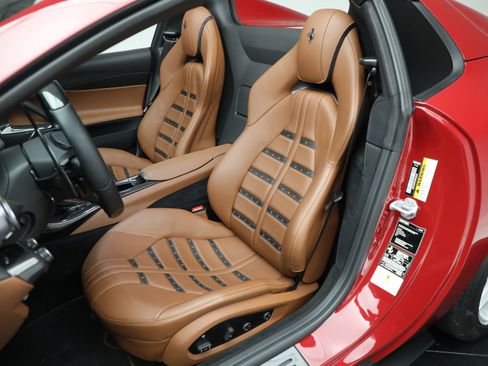 Certified 2022 Ferrari 812 GTS image 15