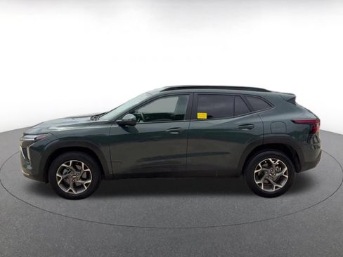 Used 2025 Chevrolet Trax LT FWD image 9
