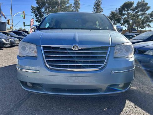 Used 2010 Chrysler Town & Country Limited image 6
