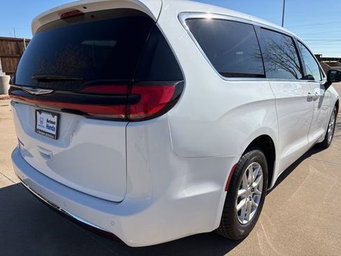 Used 2024 Chrysler Pacifica Touring-L image 3