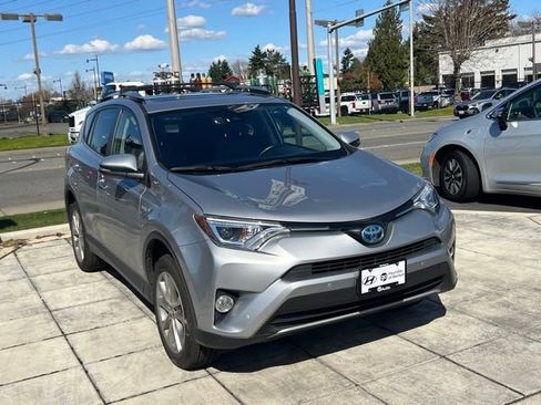 Used 2017 Toyota RAV4 Limited image 3