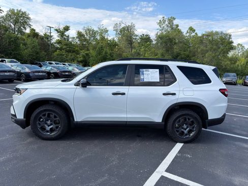 Used 2023 Honda Pilot TrailSport image 3