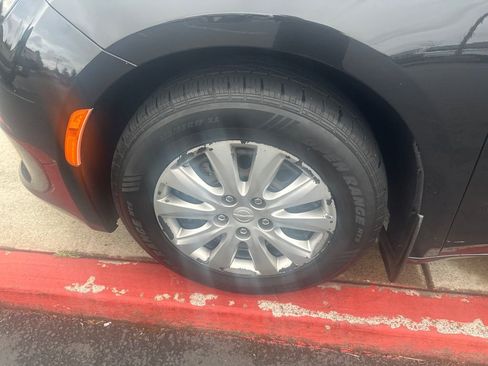 Used 2018 Chrysler Pacifica L FWD image 23
