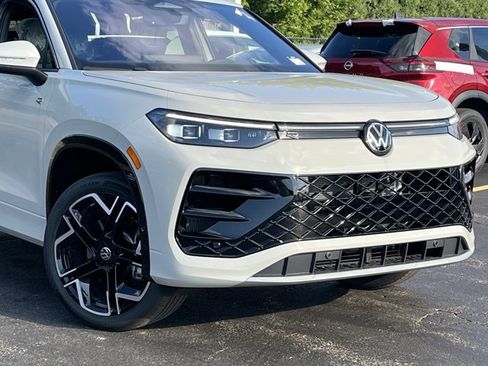 New 2026 Volkswagen Tiguan SEL R-Line AWD/4WD image 3