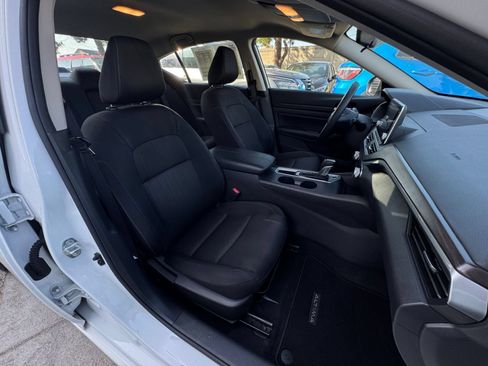 Used 2025 Nissan Altima 2.5 SV FWD image 32