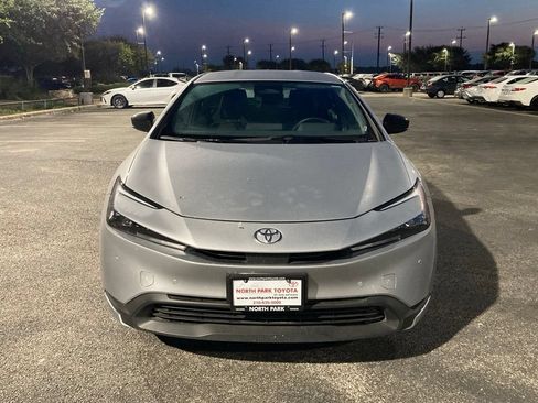 Used 2025 Toyota Prius LE FWD image 2