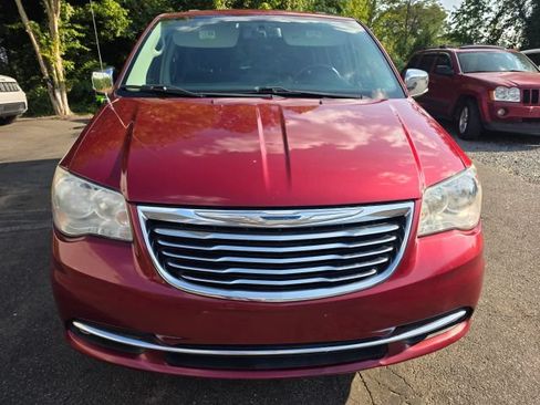 Used 2014 Chrysler Town & Country Touring-L FWD image 2