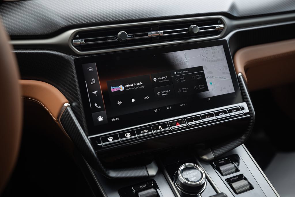 Used 2025 Aston Martin Vanquish RWD image 30