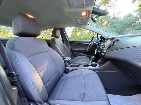 Used 2017 Chevrolet Cruze LT FWD image 9