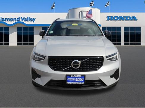 Used 2024 Volvo XC40 B5 Core image 2