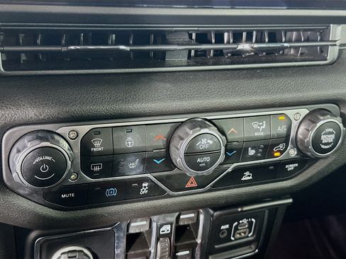 Used 2024 Jeep Wrangler Unlimited AWD/4WD image 22