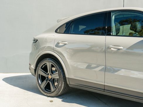 Used 2025 Porsche Cayenne Sport Utility 4D image 31