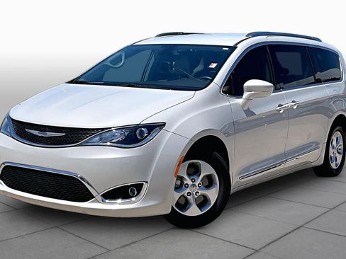 Used 2017 Chrysler Pacifica Touring-L Plus FWD image 2