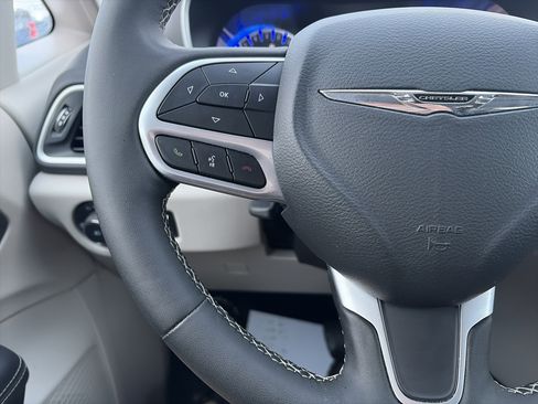 Used 2024 Chrysler Pacifica Touring-L image 19