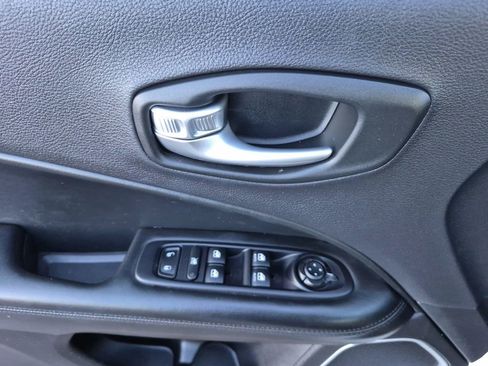 Used 2019 Jeep Compass Altitude image 8