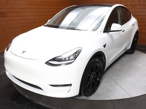 Used 2023 Tesla Model Y Long Range image 23