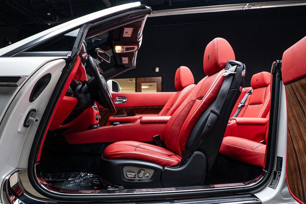 Used 2016 Rolls-Royce Dawn RWD image 29