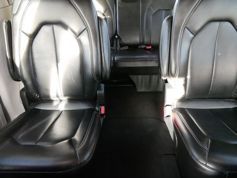 Used 2023 Chrysler Pacifica Touring-L image 13