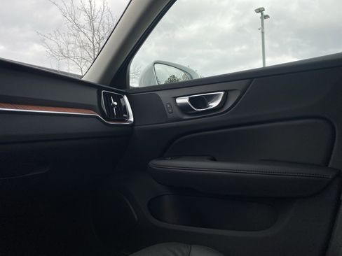 Used 2025 Volvo V60 B5 Cross Country Plus image 29