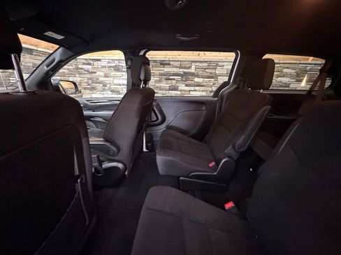 Used 2018 Dodge Grand Caravan SE FWD image 23