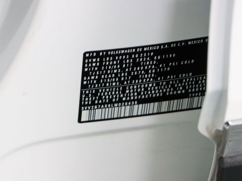 Used 2020 Volkswagen Tiguan SE image 32