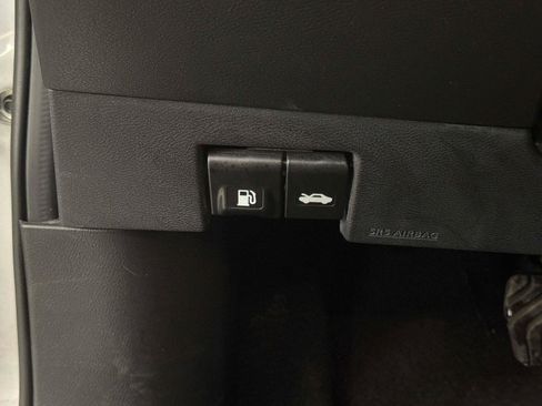 Used 2020 Nissan Versa SV w/ Trunk Package image 30