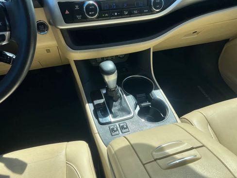 Used 2019 Toyota Highlander XLE AWD/4WD image 15