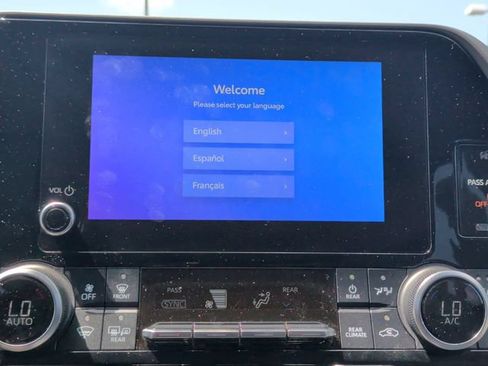 Used 2023 Toyota Highlander XLE FWD image 24