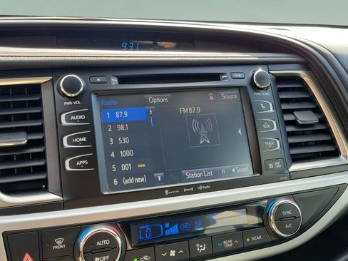 Used 2019 Toyota Highlander SE FWD image 17