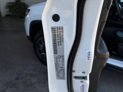 Used 2025 Jeep Compass Trailhawk AWD/4WD image 27