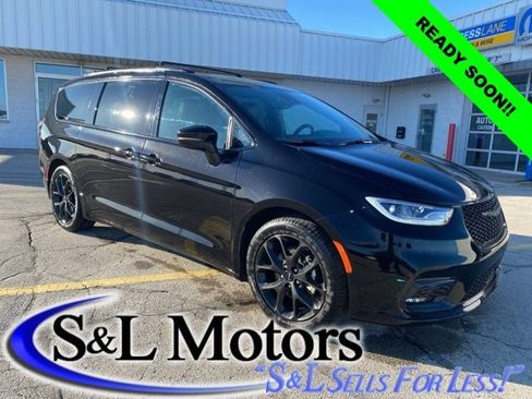 Used 2025 Chrysler Pacifica Limited image 1