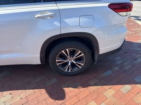 Used 2018 Toyota Highlander LE FWD image 6