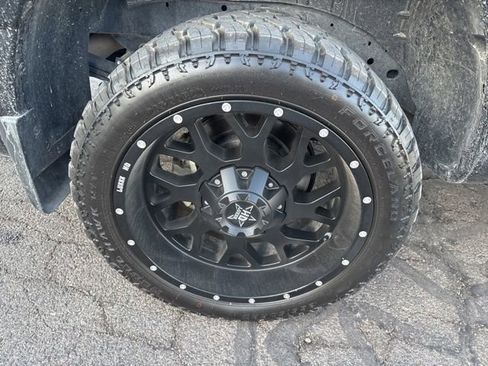 Used 2024 Nissan Titan SV w/ SV Convenience Package image 4