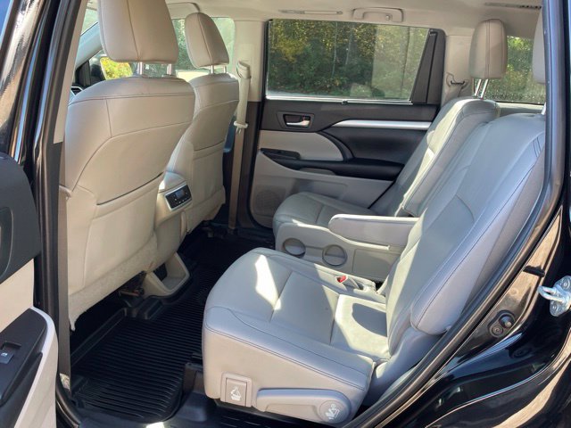 Used 2019 Toyota Highlander XLE AWD/4WD image 20