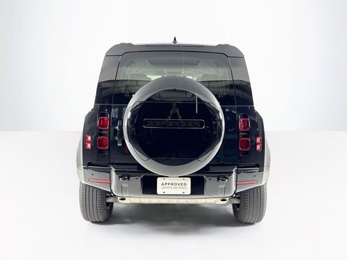 Used 2025 Land Rover Defender 110 X-Dynamic SE image 4