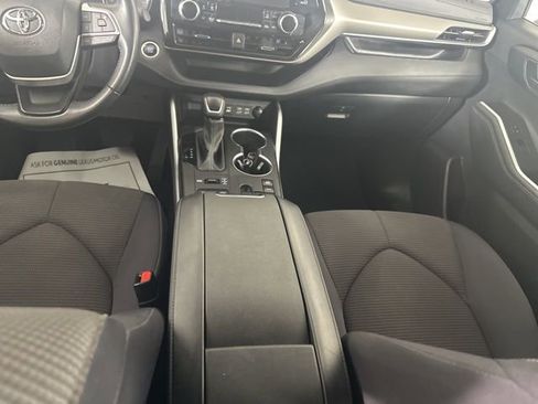 Used 2024 Toyota Highlander LE AWD/4WD image 23