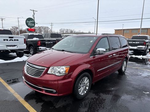 Used 2015 Chrysler Town & Country Touring-L w/ Driver Convenience Group image 20