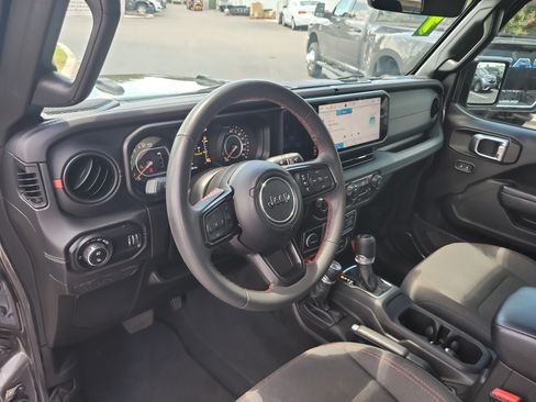 Used 2024 Jeep Gladiator Rubicon w/ Technology Group AWD/4WD image 19