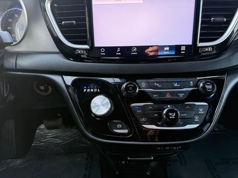 Used 2025 Chrysler Pacifica Select FWD image 15