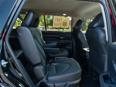 Used 2025 Toyota Grand Highlander AWD image 18
