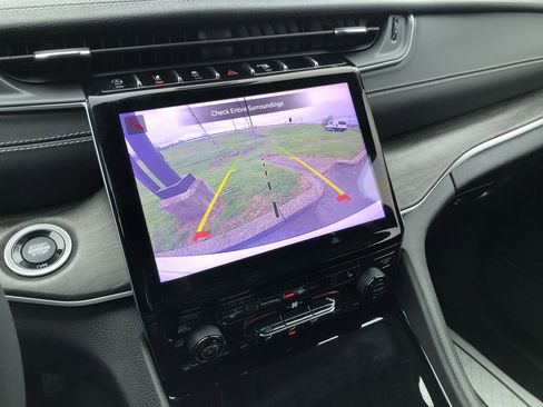 Used 2023 Jeep Grand Cherokee Limited w/ Black Appearance Package image 21