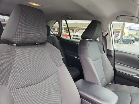 Used 2021 Toyota RAV4 LE AWD/4WD image 32