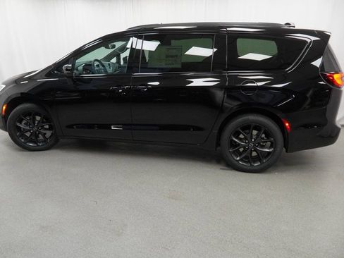 New 2026 Chrysler Pacifica Limited w/ S Appearance Package image 14