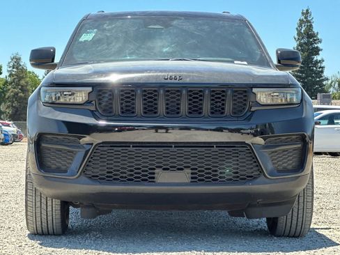 Used 2024 Jeep Grand Cherokee Altitude RWD image 11