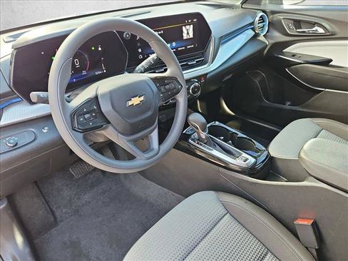 Used 2025 Chevrolet Trax LT FWD image 13