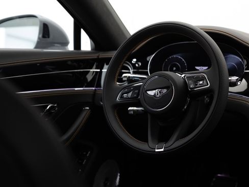 Used 2025 Bentley Flying Spur Plug-In Hybrid image 43